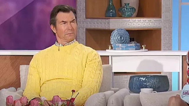 Suéter de cachemira de punto cable de Ralph Lauren usado por Jerry O'Connell como se ve en The Talk el 20 de marzo de 2024