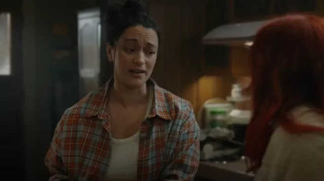Camisa de novio a cuadros de LA Hearts usada por Asta Twelvetrees (Sara Tomko) como se ve en Resident Alien (T03E06)