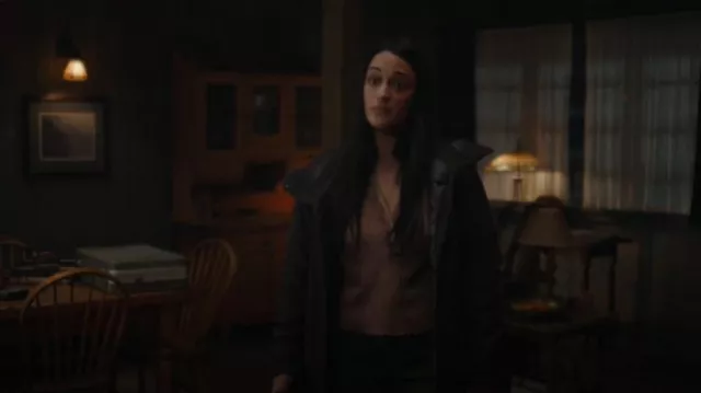 Free People Colt Henley usado por Asta Twelvetrees (Sara Tomko) como se ve en Resident Alien (T03E06)
