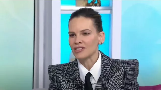 Gilet classique à carreaux Prince de Galles Sergio Hudson porté par Hilary Swank comme on le voit dans Today with Hoda & Jenna le 19 mars 2024