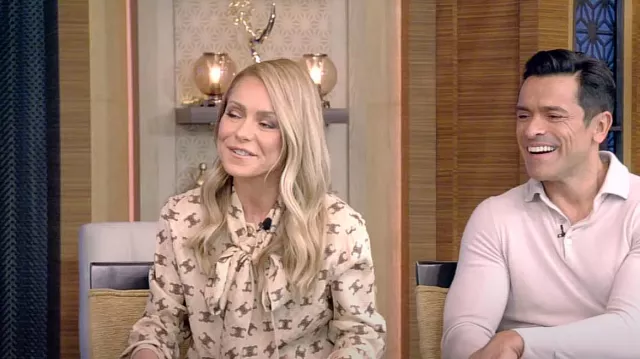 Chemisier Céline Lavallière porté par Kelly Ripa vu dans LIVE with Kelly and Mark le 21 mars 2024