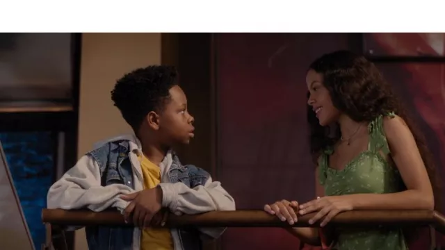 Robe à épaules nouées Billabong portée par Ivy (Melissa Kadas) comme on le voit dans Take Note (S01E03)
