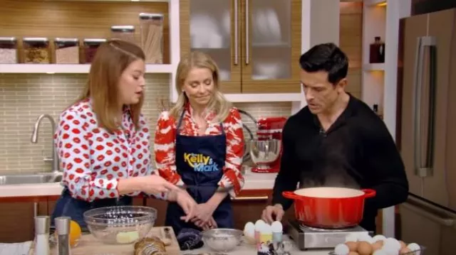 Chemise en soie à larges poignets Alice + Olivia Willa portée par Gail Simmons comme on le voit dans LIVE with Kelly and Mark le 22 mars 2024