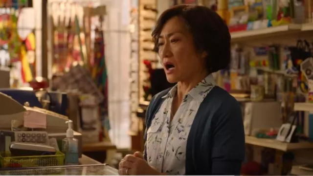 Karen Scott Chemise à imprimé floral portée par Umma (Jean Yoon) comme on le voit dans Kim’s Convenience (S05E07)