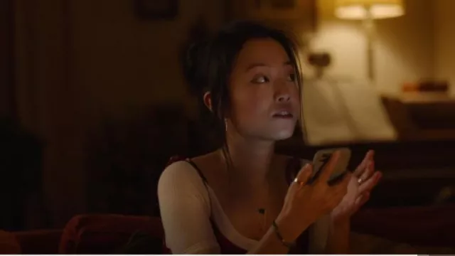 Collier Peggy Li en pointe d’onyx porté par Janet (Andrea Bang) comme on le voit dans Kim’s Convenience (S05E09)