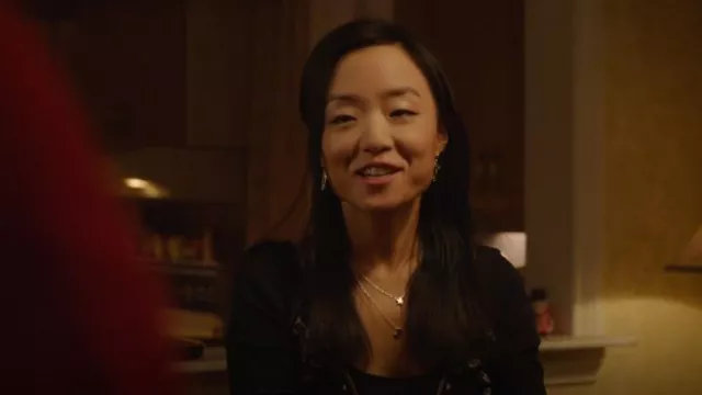 Peggy Li Collar de Amuletos de Sol, Luna y Estrella usado por Janet (Andrea Bang) como se ve en Kim's Convenience (T05E09)