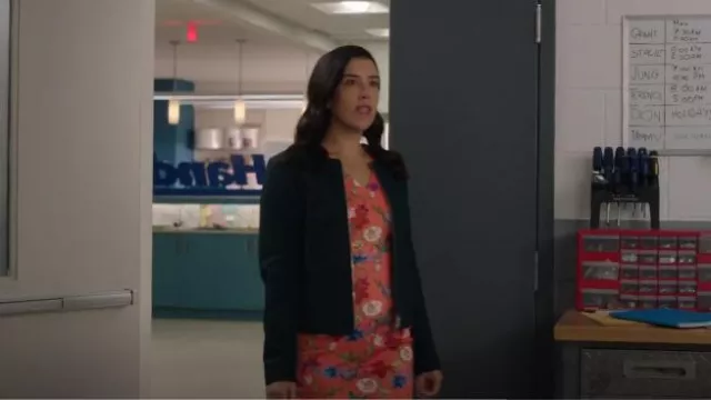 Robe fourreau à col en V Calvin Klein portée par Shannon Ross (Nicole Power) comme on le voit dans Kim’s Convenience (S05E12)