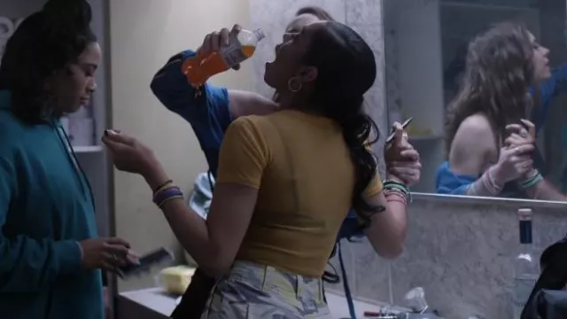 Forever 21 Sheer Lettuce Edge Tee usado por RiRi Curtis (Taveeta Szymanowicz) como se ve en Dare Me (S01E04)