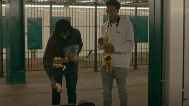 Stüssy Ba­sic Hood­ie worn by Jayson Jackson (Maliq Johnson) as seen in Grand Army (S01E02)
