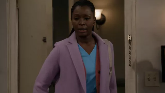 J Crew Daphne Topcoat porté par Abishola (Folake Olowofoyeku) comme on le voit dans Bob Hearts Abishola (S03E06)