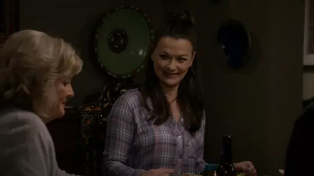Camisa a cuadros de Rails Hunter usada por Christina (Maribeth Monroe) como se ve en Bob Hearts Abishola (T03E14)
