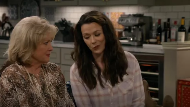 Camisa a cuadros Rails Hunter en Lavendar Rose usada por Christina (Maribeth Monroe) como se ve en Bob Hearts Abishola (T03E19)