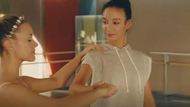 H&M Di­vid­ed Sleeve­less Hood­ed Top worn by Ines Lebreton (Eubha Akilade) as seen in Find Me in Paris (S01E07)