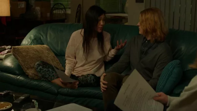 Le Grand. Le sweat-shirt en jersey de coton teint par Violet (Sue Ann Pien) comme on le voit dans As We See It (S01E03)