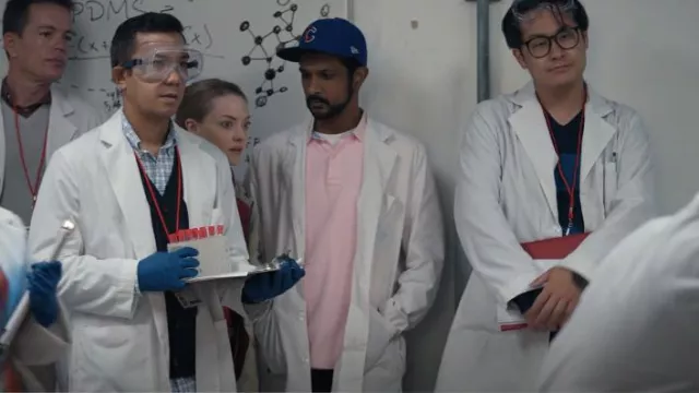 Tommy Hilfiger Classic Polo porté par Rakesh Dewan (Utkarsh Ambudkar) tel qu’on le voit dans The Dropout (S01E01)
