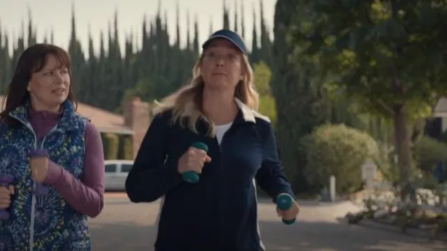 Tory Sport Performance Visor In Navy Blue worn by Noel Holmes (Elizabeth Marvel) as seen in The Dropout (S01E03)