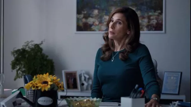 Pull J Crew Merino Tippi porté par Linda Tanner (Michaela Watkins) comme on le voit dans The Dropout (S01E05)