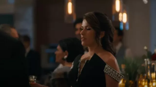 Pamella Roland Robe en crêpe à épaules dénudées portée par Billie (Sofia Pernas) comme on le voit dans Tracker (S01E06)