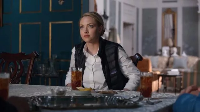 Chaleco de suéter de plumón para mujer Patagonia usado por Elizabeth Holmes (Amanda Seyfried) como se ve en The Dropout (S01E05)