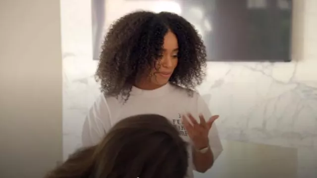 T-shirt bleu crème I Feel Like Lampin porté par Mia Calabrese comme on le voit dans Selling the Hamptons (S02E02)