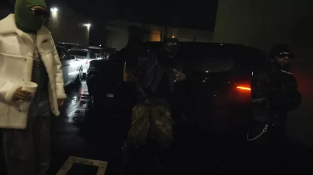 Short cargo surdimensionné camouflage marron et vert de Givenchy porté par Playboi Carti dans Type Shit (vidéo officielle) par Future, Metro Boomin, Travis Scott, Playboi Carti