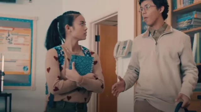 Pull à col rond J.crew porté par Sarika (Aparna Brielle) comme on le voit dans A.P. Bio (S03E02)