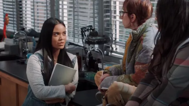Veste à capuche en jean Free People portée par Grace (Sari Arambulo) comme on le voit dans A.P. Bio (S04E01)
