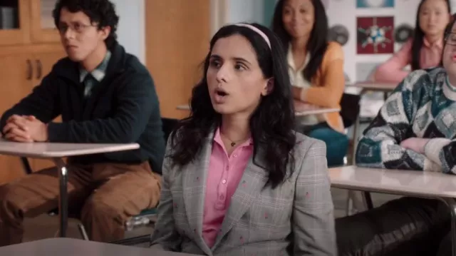 Veste croisée Brooks Brothers portée par Sarika (Aparna Brielle) comme on le voit dans A.P. Bio (S04E04)