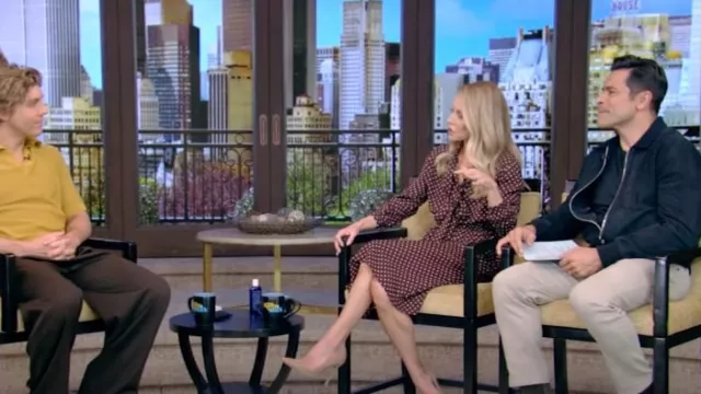 Robe Céline Low Lavallière portée par Kelly Ripa comme on le voit dans LIVE with Kelly and Mark le 25 mars 2024