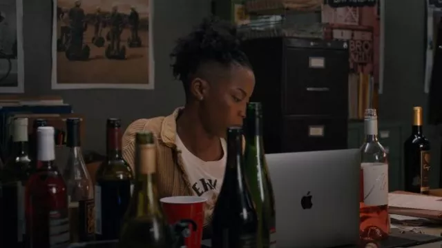 Chemise d’éclaireuse du peuple libre portée par Ayana (Sasheer Zamata) comme on le voit dans Woke (S02E02)