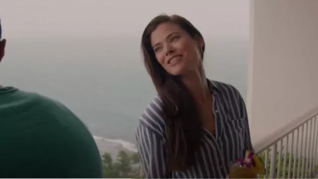 Blusa Rails Collar Tie-Di para mujer en Turín Stripe usada por Gina Martinez (Natalee Linez) como se ve en NCIS: Hawai'i (S03E05)