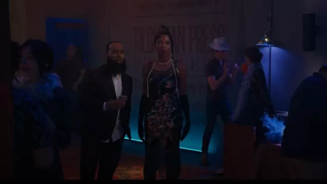 Flapper de pavo real Antoinette con cuentas negras y verdes usada por Ayana (Sasheer Zamata) como se ve en Woke (T02E06)