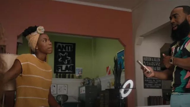 Camiseta de suéter con botones de cuello barco de Madewell en rayas usada por Ayana (Sasheer Zamata) como se ve en Woke (S02E06)