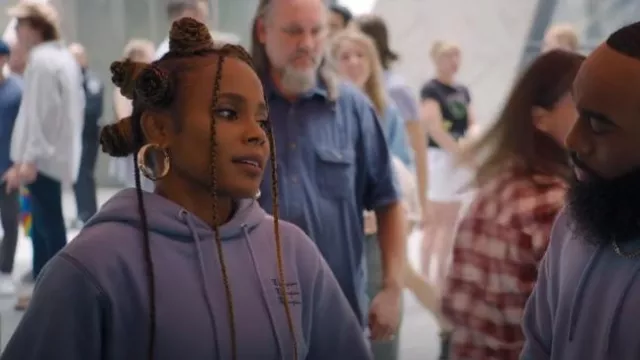 Sudadera con capucha azul Champion Triple Weave Logo usado por Libby (Tiffany Denise Hobbs) como se ve en Woke (S02E08)