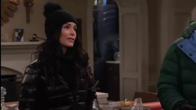 Parka larga acolchada Moncler Moka usada por Julia Mariano (Abigail Spencer) como se ve en Extended Family (T01E13)