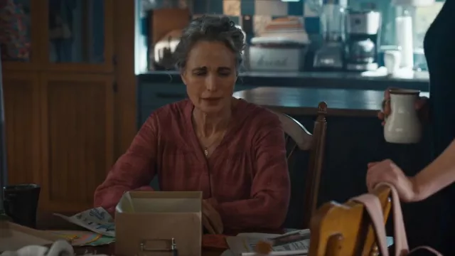 Chemisier à manches longues en tissu et pierre porté par Del Landry (Andie MacDowell) comme on le voit dans The Way Home (S02E09)