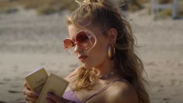 My accessories London Over­sized 70s Sun­glass­es In Pink Drench worn by Delly West (Abbey Lee) as seen in Florida Man (S01E02)