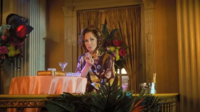 Arnold Scaasi Long-Sleeve Gown & Wrap porté par Evelyn (Allison Janney) comme on le voit dans Palm Royale (S01E04)