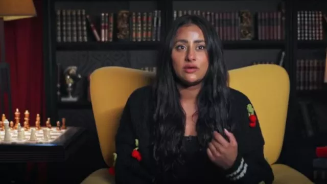 Pull cardigan universitaire porté par Gurleen Maan comme on le voit dans Les Traîtres Canada (S01E08)