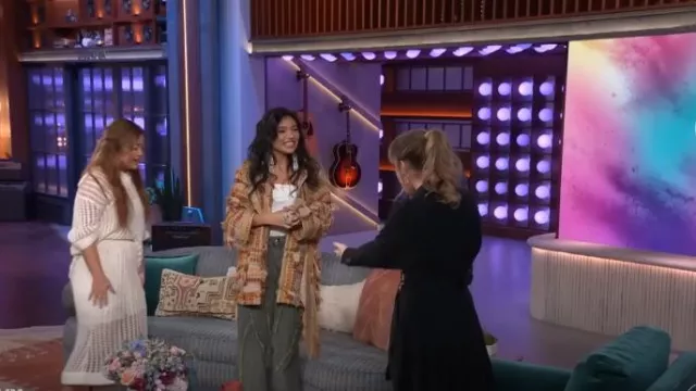 Le jean Asos Basic Pleasure Mode mudbunny porté par Kiawentiio Tarbell tel qu’on le voit dans The Kelly Clarkson Show le 25 mars 2024