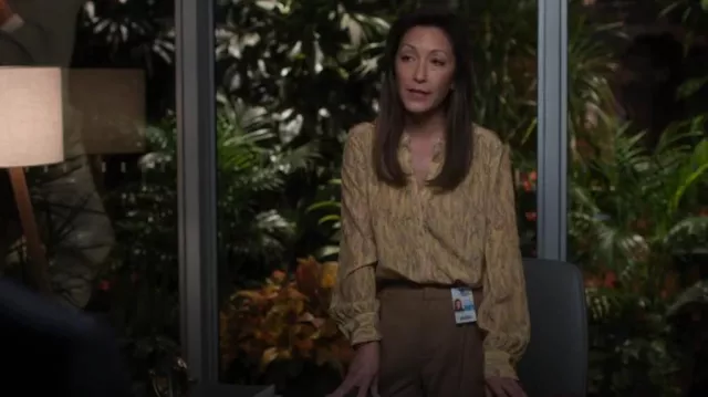 Chemise en soie à imprimé abstrait Boss portée par le Dr Audrey Lim (Christina Chang) comme on le voit dans The Good Doctor (S07E04)