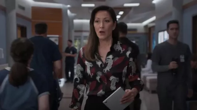 Chemise en soie imprimée L’Agence Dani portée par le Dr Audrey Lim (Christina Chang) comme on le voit dans The Good Doctor (S07E04)