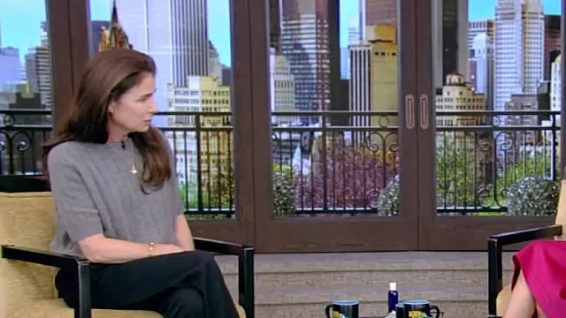 Pull court en cachemire côtelé Khaite Esmeralda porté par Maura Tierney comme on le voit dans LIVE with Kelly and Mark le 28 mars 2024