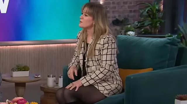 Veste en tweed court à carreaux English Factory portée par Kelly Clarkson dans The Kelly Clarkson Show le 28 mars 2024
