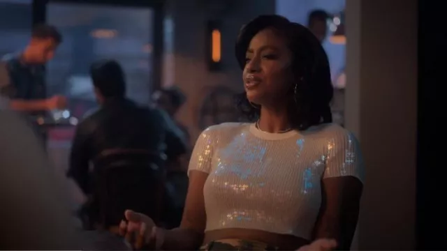 Camiseta adornada con lentejuelas de Alexander Wang usada por Annika Longstreet (Justine Skye) como se ve en grown-ish (T06E10)