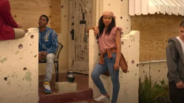 Top Aqua Floral Flutter Sleeve usado por Monse Finnie (Sierra Capri) como se ve en On My Block (S04E07)