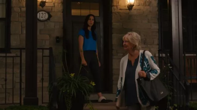 Pantoufles Ugg Scuffette portées par Kate Foster (Catherine Reitman) comme on le voit dans Workin' Moms (S06E03)