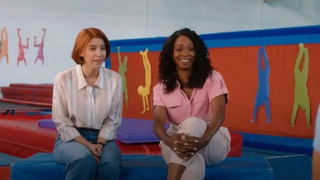 Chemise rayée Acne Studios portée par Anne Carlson (Danielle Kind) comme on le voit dans Workin' Moms (S06E07)