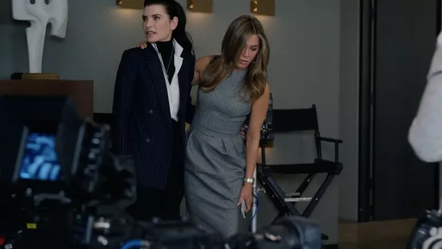 Alexandre Vauthier Robe plissée pied-de-poule portée par Alex Levy (Jennifer Aniston) dans The Morning Show (S02E03)
