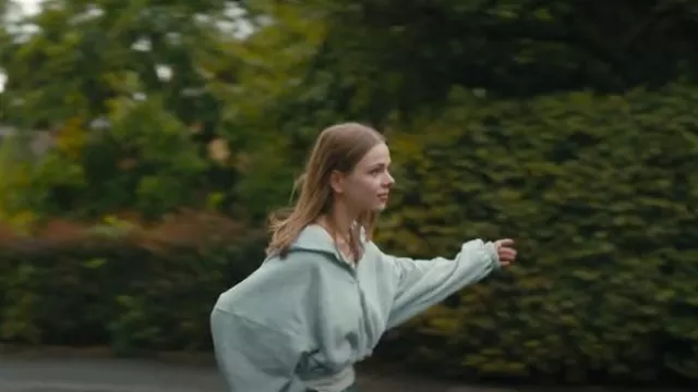 Pull& Bear Cropped Hood­ie worn by Stella Sandell (Alexandra Karlsson